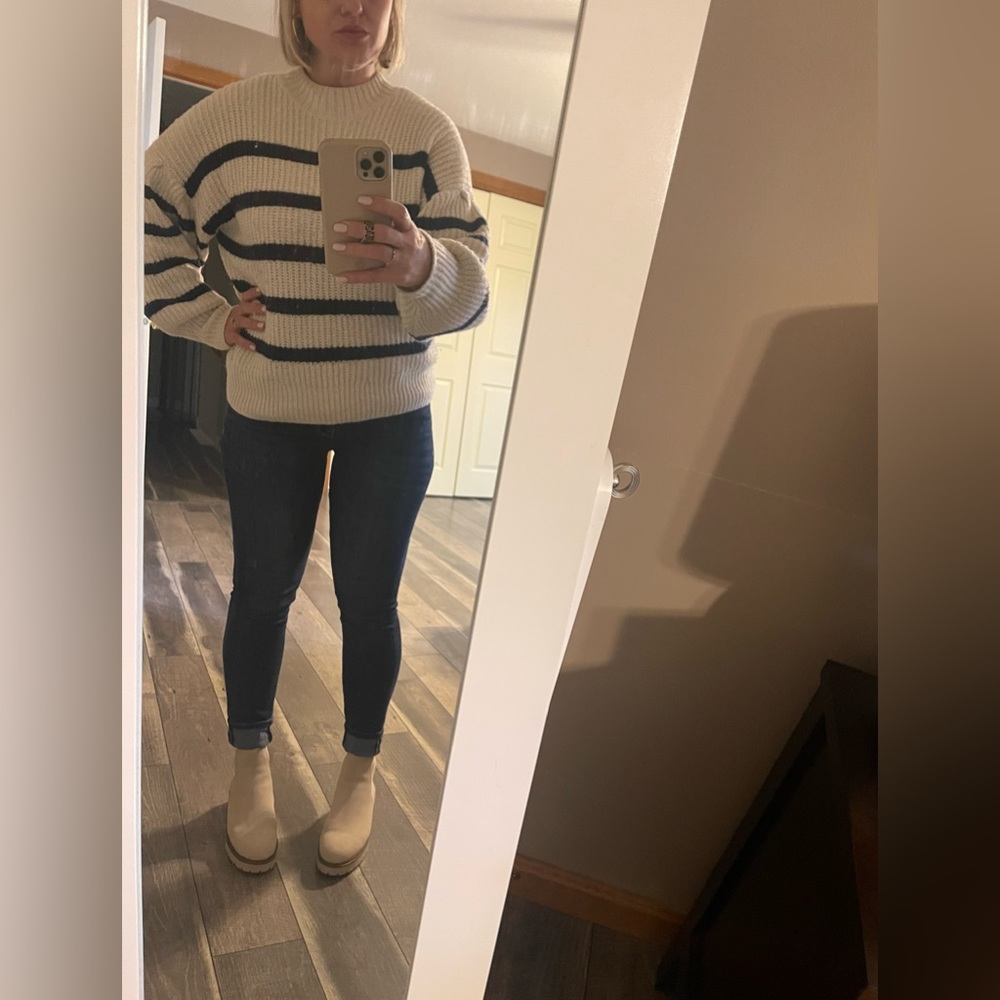 NWOB Enzo Angiolini Chelsea Boots - Picture 9 of 10